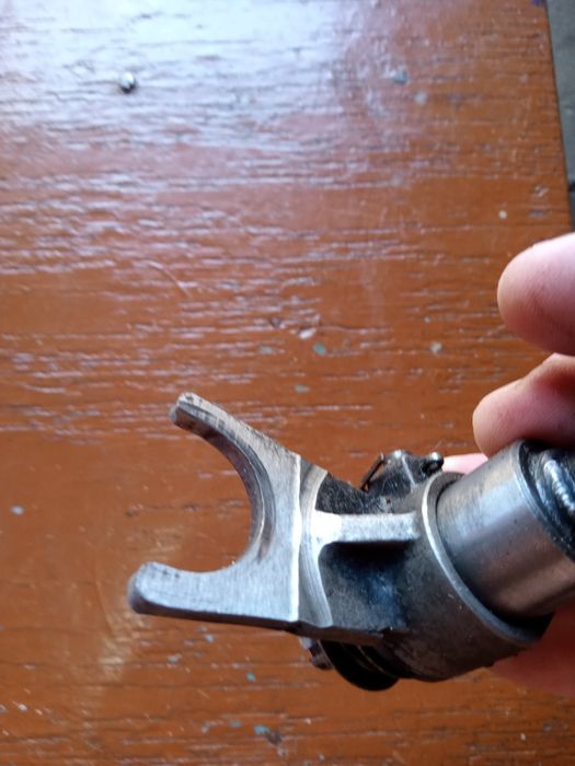 Вал переключения передач двигателя V 501 и V501M.