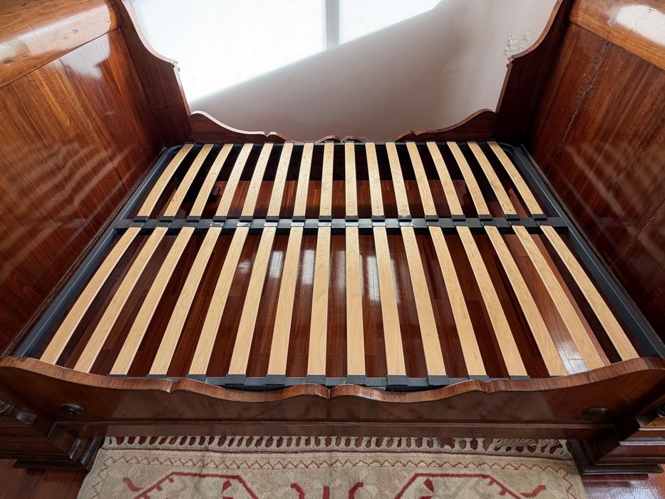 Vendo  cama de casal antiga estilo Imperio, madeira maciça.