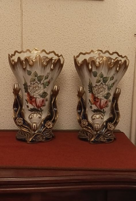 Par de jarras de altar em porcelana da Artibus