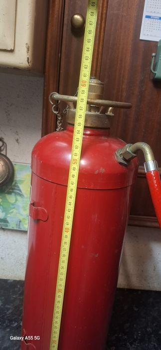 Antigo extintor com volante em latão