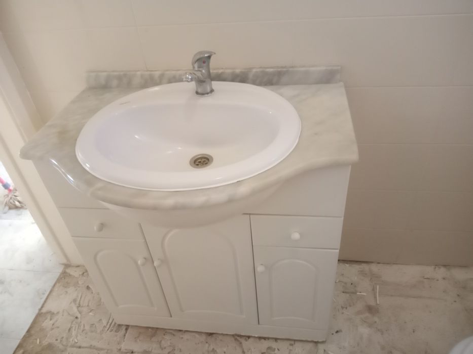 Armário de WC com lavatório e pedra mármore cinza