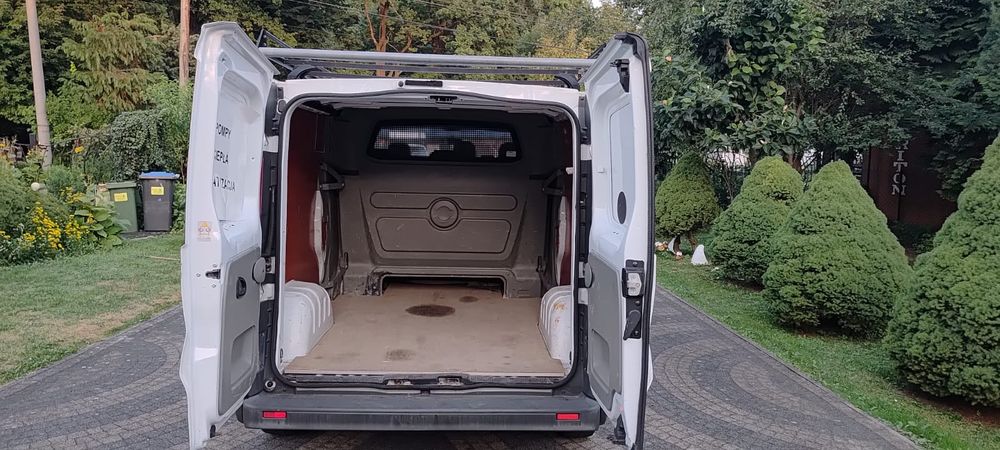 Renault Trafic doka brygadowy brygadówka 6 osobowy Vivaro