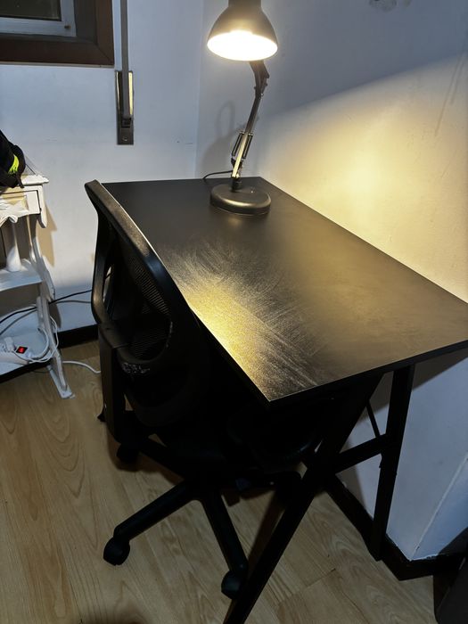 Secretaria com cadeira e candeeiro