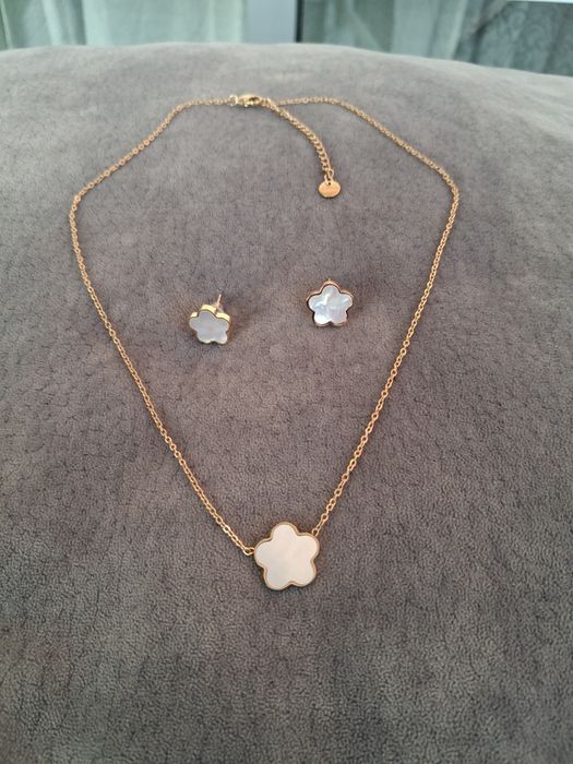 Conjunto de colar e brincos em aço Novos