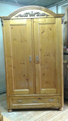 Stare wiejskie łóżko świerkowe.