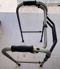 Andarilho para pessoas com mobilidade reduzida em Muito Bom Estado