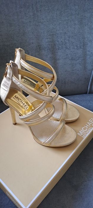 Sandálias douradas Michael Kors