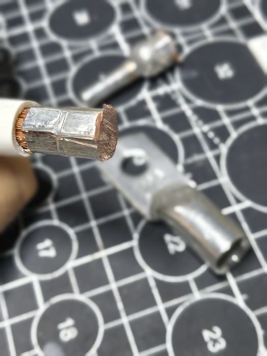 Кабель для подключения инвертора и аккумулятора красный и чёрный