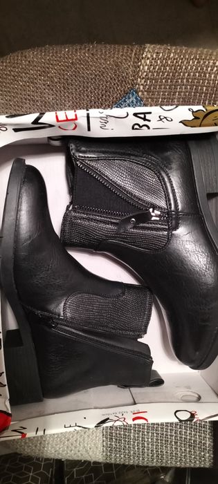 Krótkie kozaczki damskie czarne na suwaku,ocieplane,rozm.36. sabatina