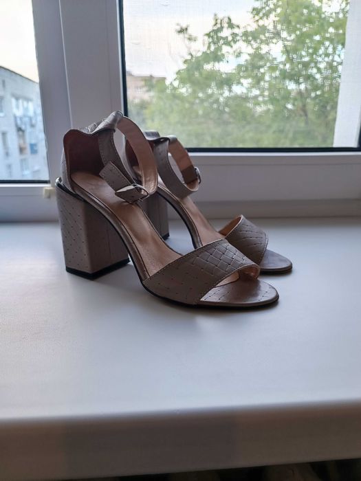 Шкіряні босоніжки на підборах