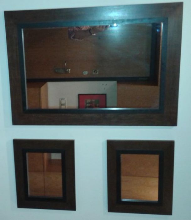 Conjunto de três espelhos de parede, com moldura em madeira maciça