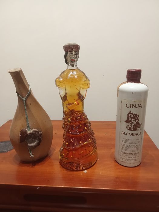 Copos de Balão ,Garrafa de Ginja de Alcobaça,,Brandy "Bailarina,Couro / Cantil : Garrafa tradicional revestida,