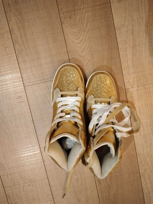 Tenis novos dourados