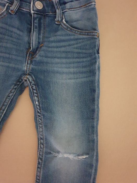 Modne rozciągliwe jeansy H&M r.98 z dziurami dla chłopca