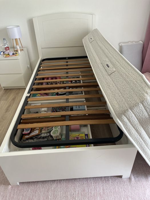 Cama de solteiro em madeira maciça lacada com gavetões e colchão