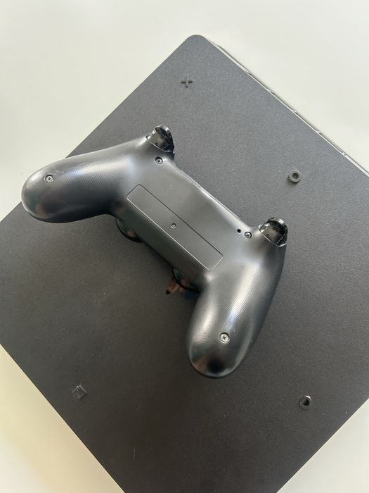 Ps4 com 2 comandos e jogos