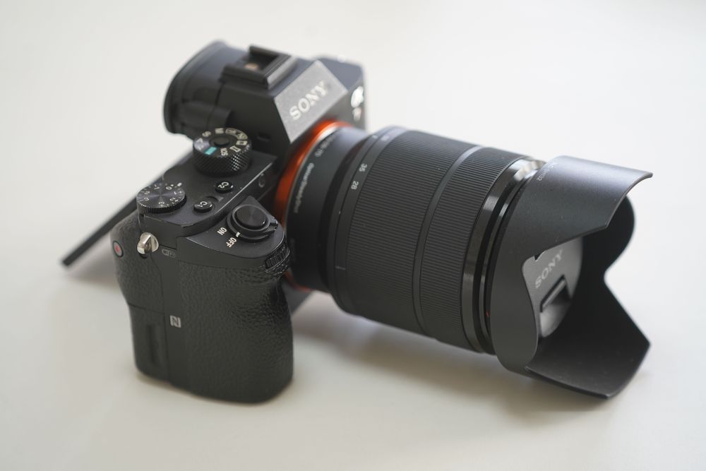 Sony A7 II + Lente 28–70mm + Acessórios | Excelente Estado