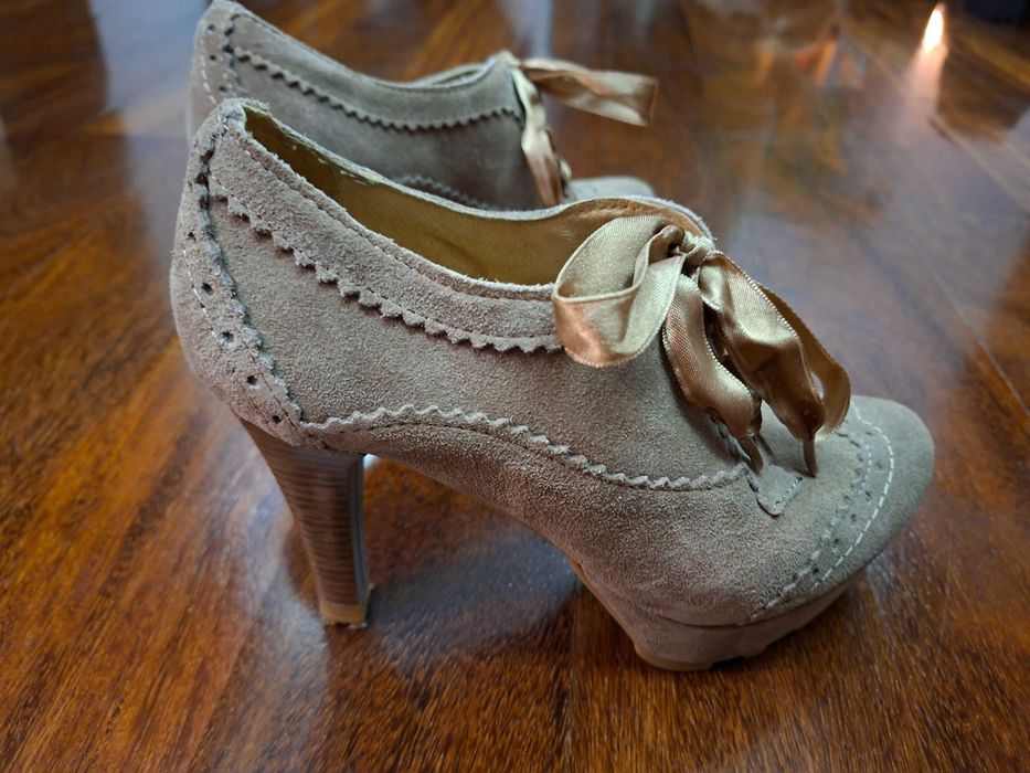 Sapatos em pele tacão alto cor bege com fitas de cetim