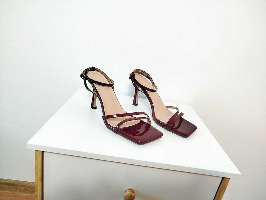 nowe bordowe piękne sandałki na szpilce paseczki
