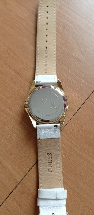 Годинник жіночий GUESS новий.