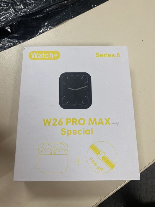 Conjunto de smartwatch e fones