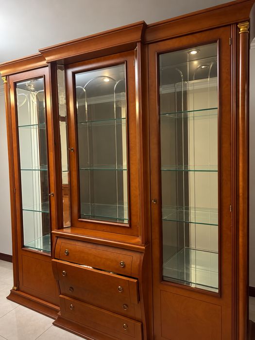 Vitrine / cristaleira em cerejeira – estilo clássico