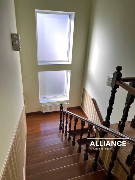 Будинок з ремонтом, р-н Крихівці. Велика ділянка з 2 гаражами.