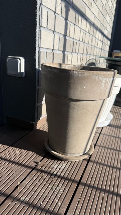Duza gliniana szara donica z podstawka