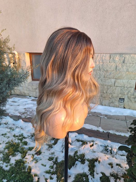 Falowana Peruka Poniżej Blond Ombre Na Koronkowej Siateczce