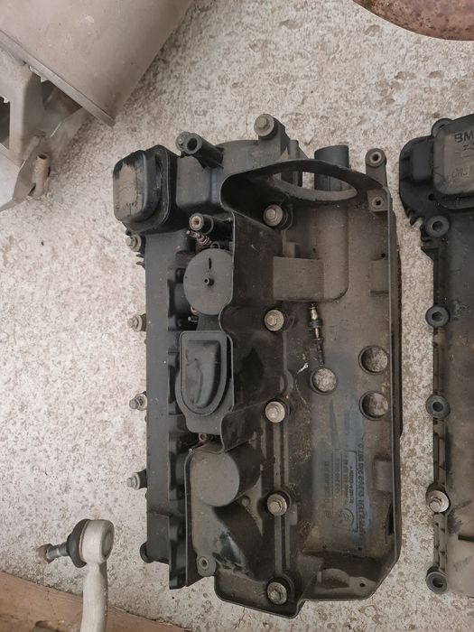 Pokrywa zaworow bmw e46 2.0d .