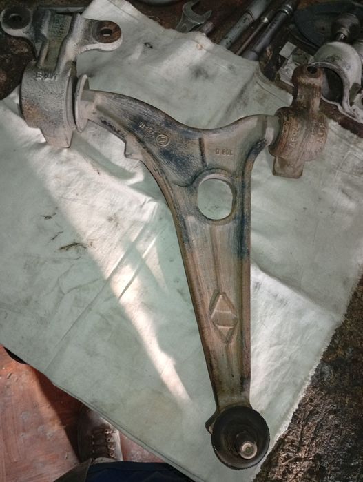 Продам ричаги на Пежо 807.