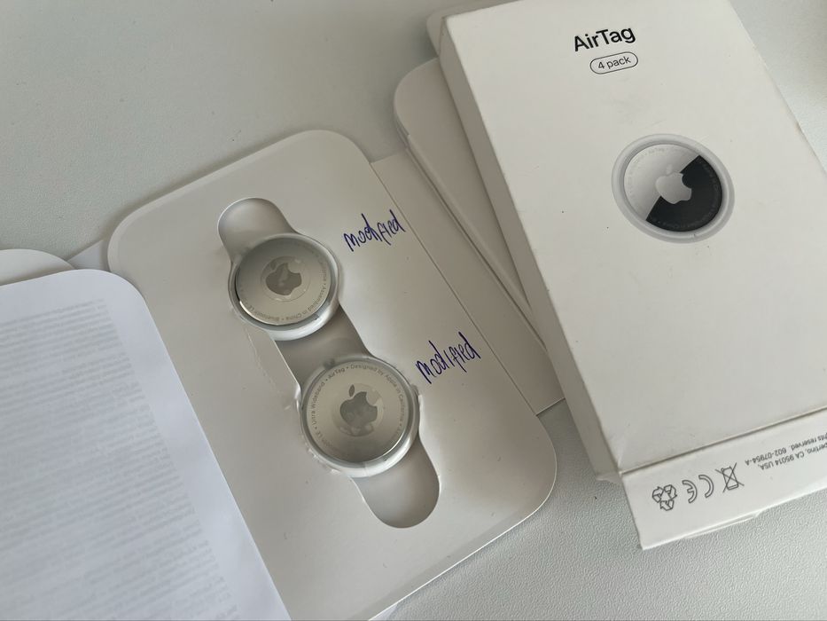 Apple AirTag – cichy i dyskretny, bez głośnika w środku.