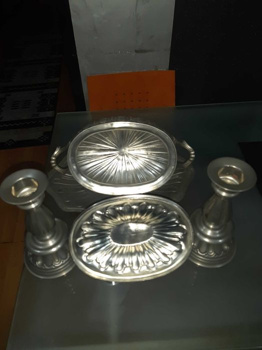 vendo  Conjunto de terrina e travessa com par-de-castiais lindos