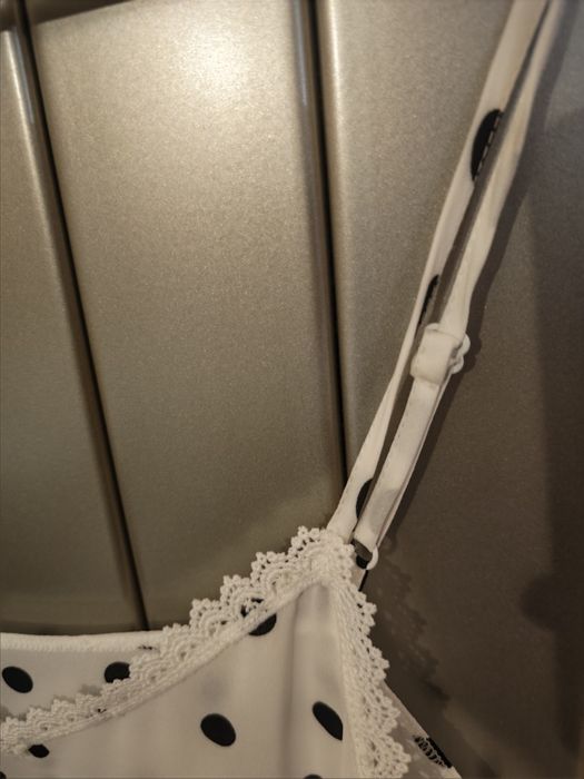 Damski top biały w czarne kropki