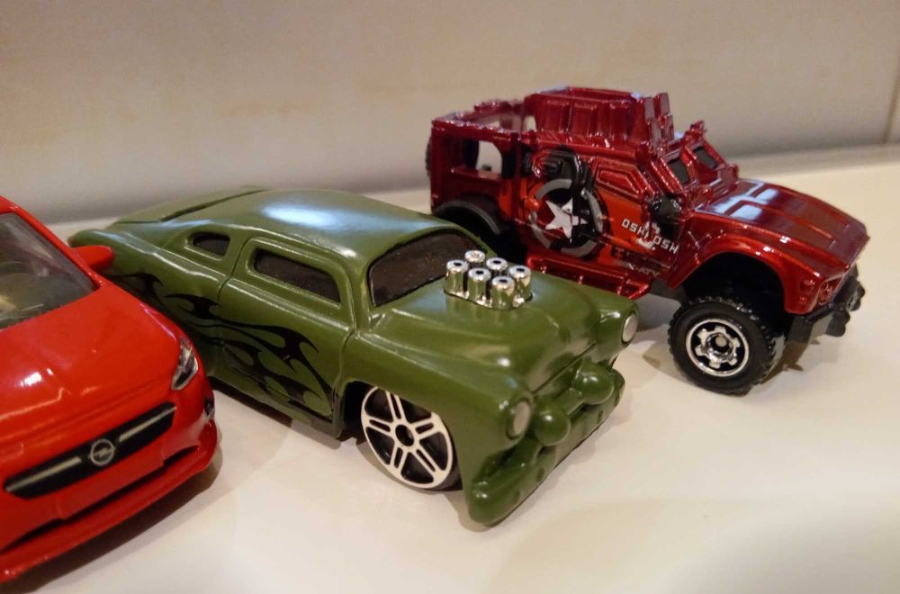 Hot Wheels e outros - 14 carros