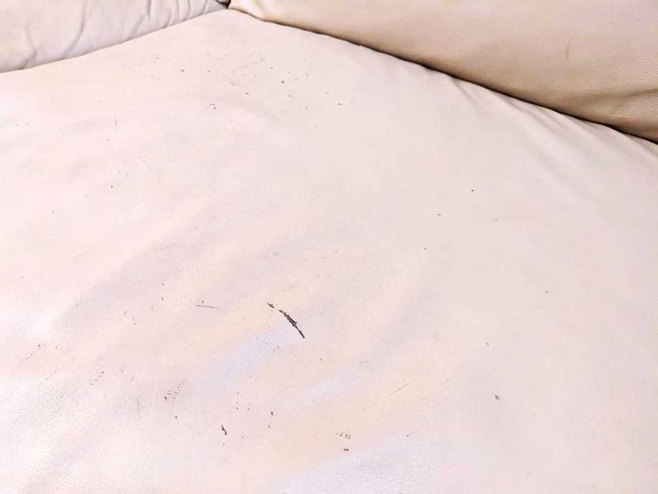 Sofá de pele em estado bastante razoável