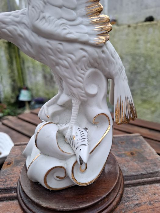 Escultura, figura. Águia com peixe.