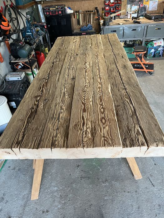 Meble z Duszą: Ręcznie Wykonane ze Starych Ciosanych Belek