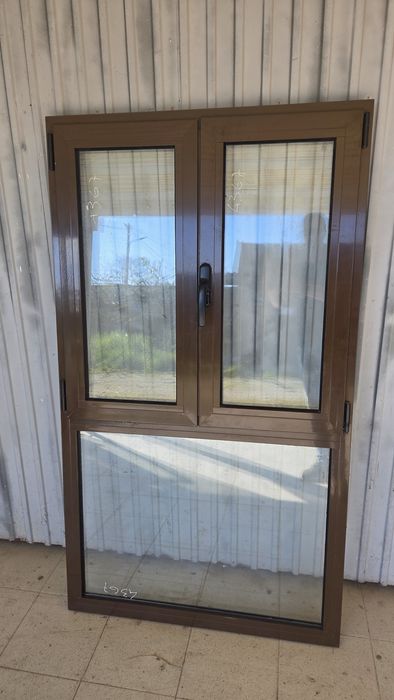 Janela Oscilobatente em Alumínio Castanho e Vidro Duplo