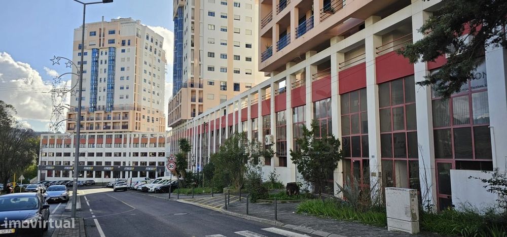 Loja Santo António dos Cavaleiros com 349,90m2 útil e 4 lugares de ...