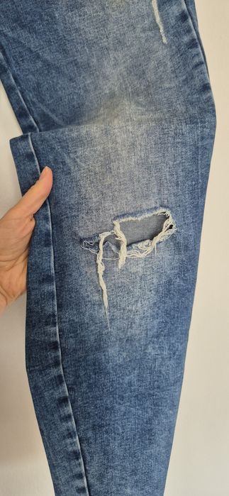 Spodnie jeansowe damskie granatowe dziury Mohito 36