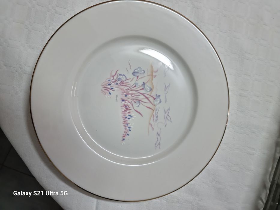 Pratos em cerâmica, vidro e metal para bolos