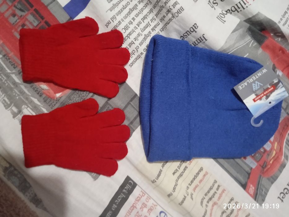 Шапка і рукавиці ,рукавиці можу віддати окремо