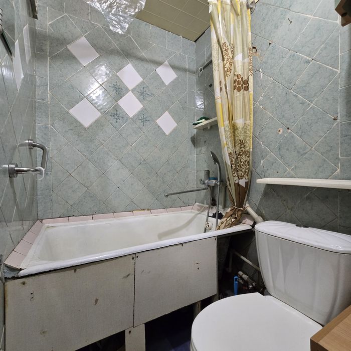 Продаж 2 кімнатна  сталінка Центр сертифікат так