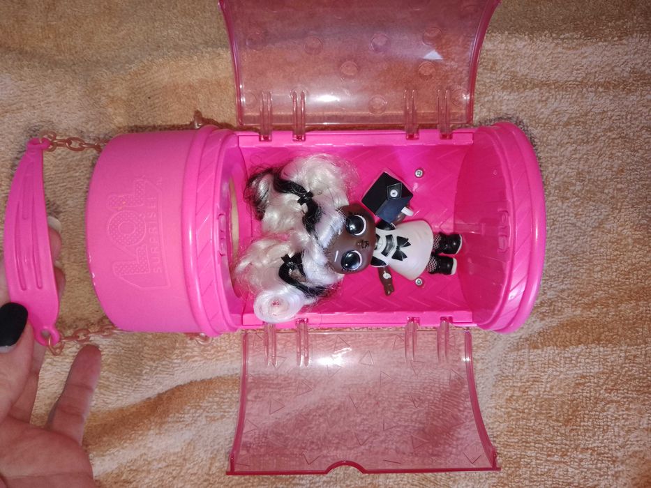 Ляльки LOL в капсулах