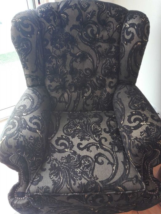 Cadeirão preto e dourado