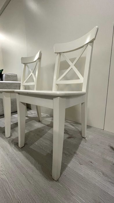 Cadeiras brancas de madeira da Ikea