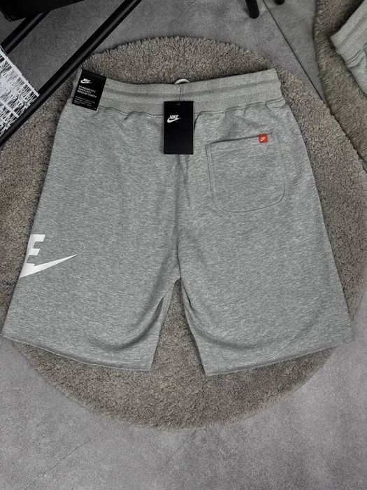 Стильні чоловічі шорти Nike