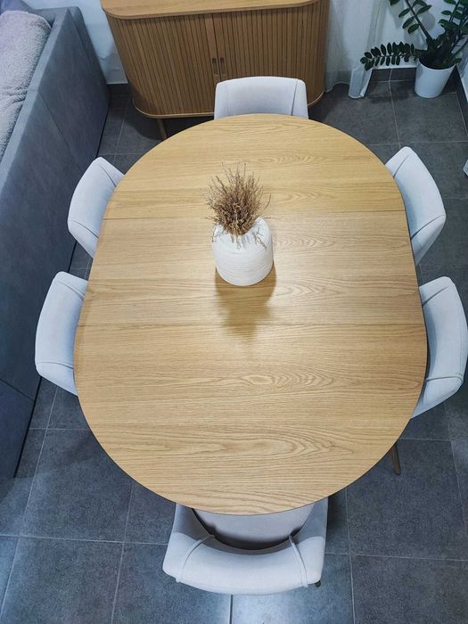 Mesa de jantar extensível cor carvalho natural e cadeiras bege