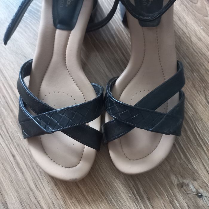 Босоніжки шкіряні